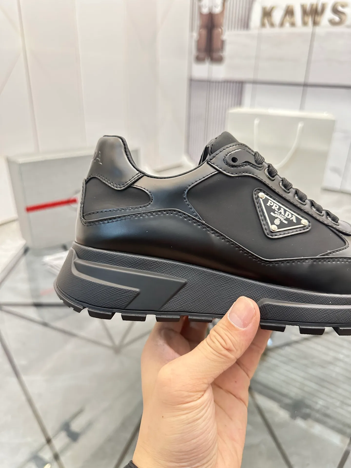 Men's shoes for sale 💰: 💰P580¥ High-end top quality Product trademark: Prada *"Prada*" low-top casual shoes Regular size: 38-45 (can be customized to 46) Product materials: imported first-layer cowhide stitching breathable mesh upper, water-dyed cowhide lining, cowhide foot pads, original ultra-light foam outsole. No.: 001